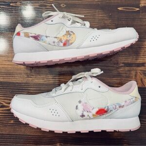 Nike‎ Girl’s White and Lilac Sneakers